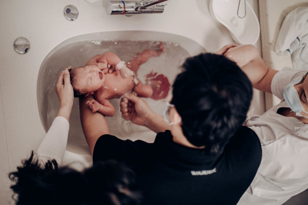 Reportage d'accouchement collectif carmin