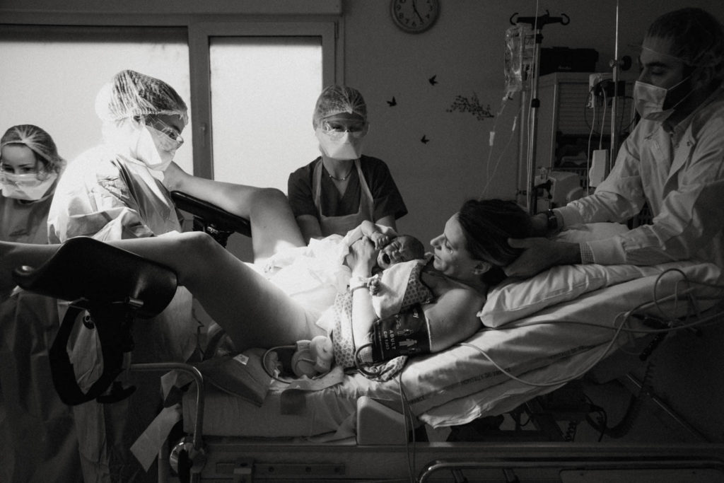 Reportage d'accouchement collectif carmin