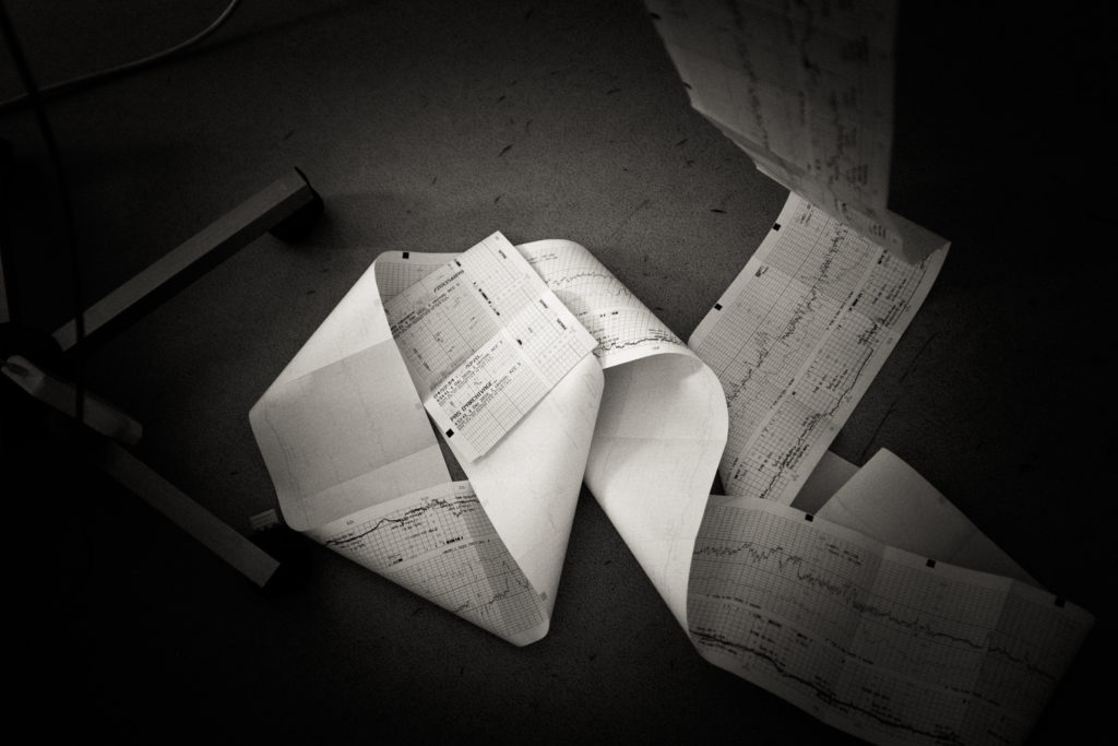 Reportage d'accouchement collectif carmin