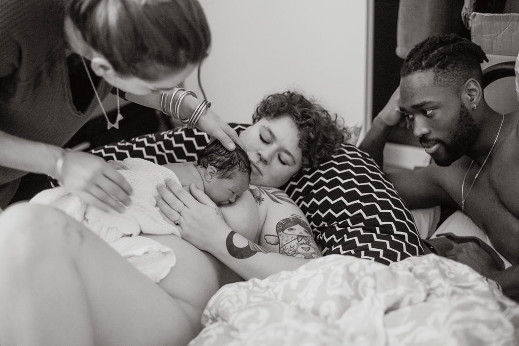 Reportage d'accouchement collectif carmin