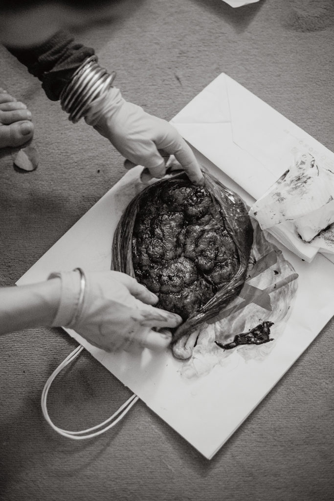 Reportage d'accouchement collectif carmin