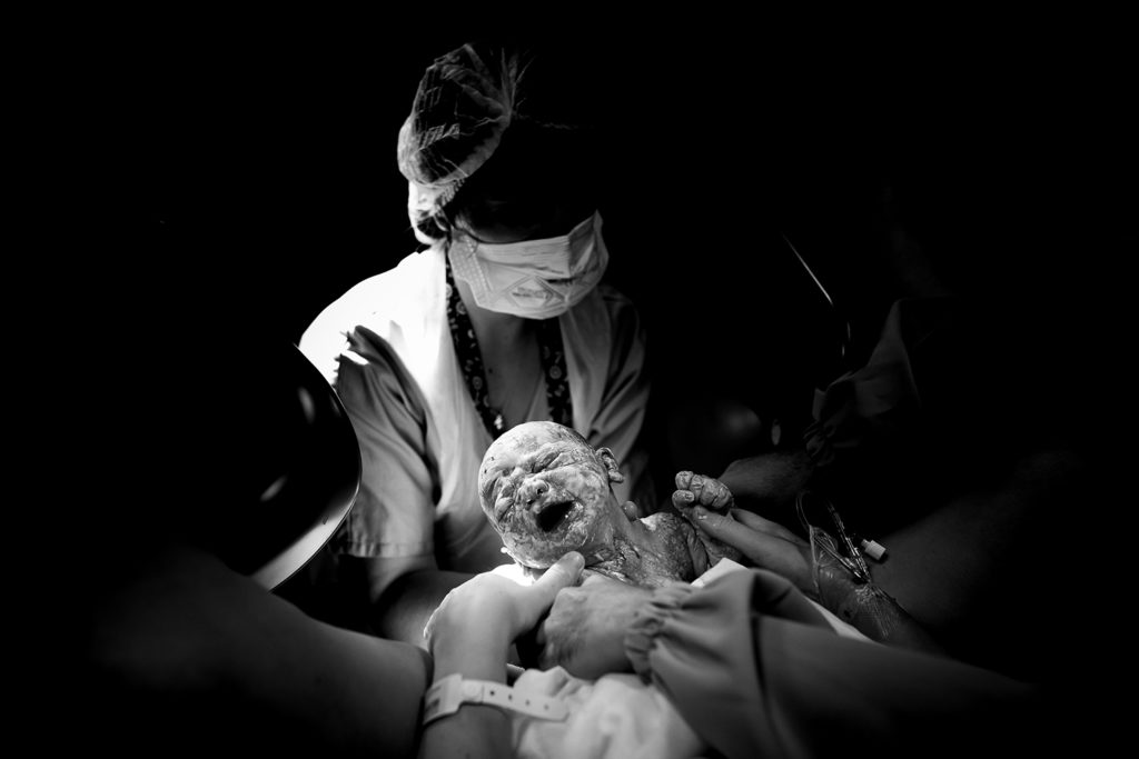 Reportage d'accouchement collectif carmin