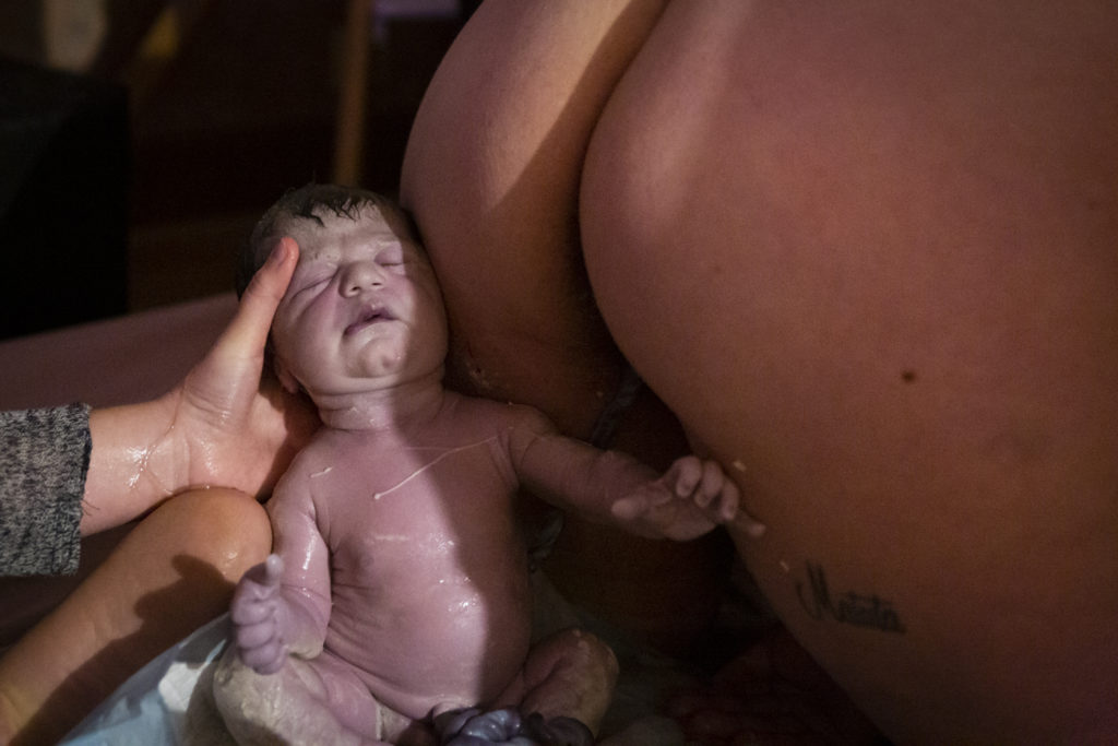 Reportage d'accouchement collectif carmin