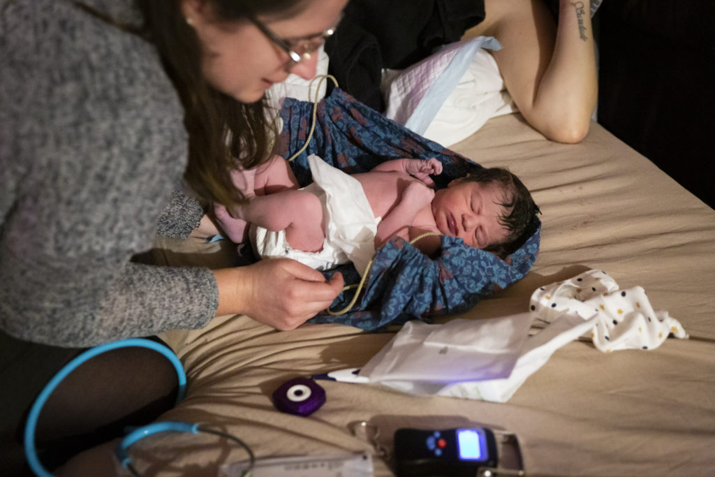 Reportage d'accouchement collectif carmin