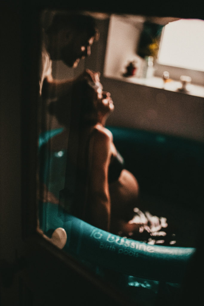 Reportage d'accouchement collectif carmin