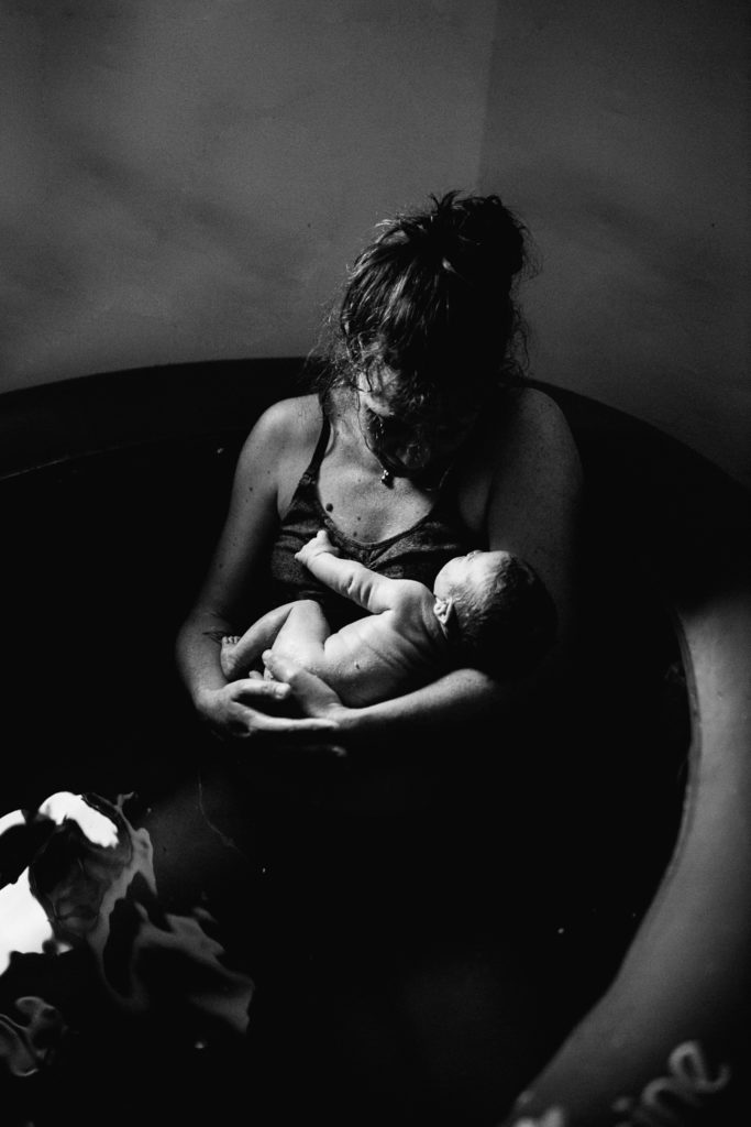 Reportage d'accouchement collectif carmin