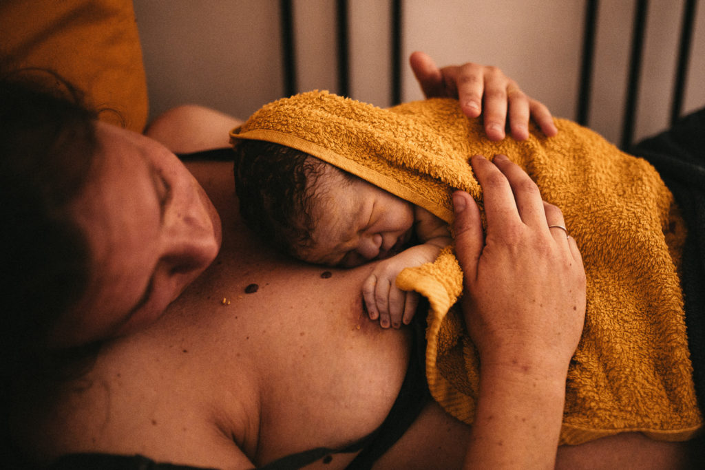 Reportage d'accouchement collectif carmin