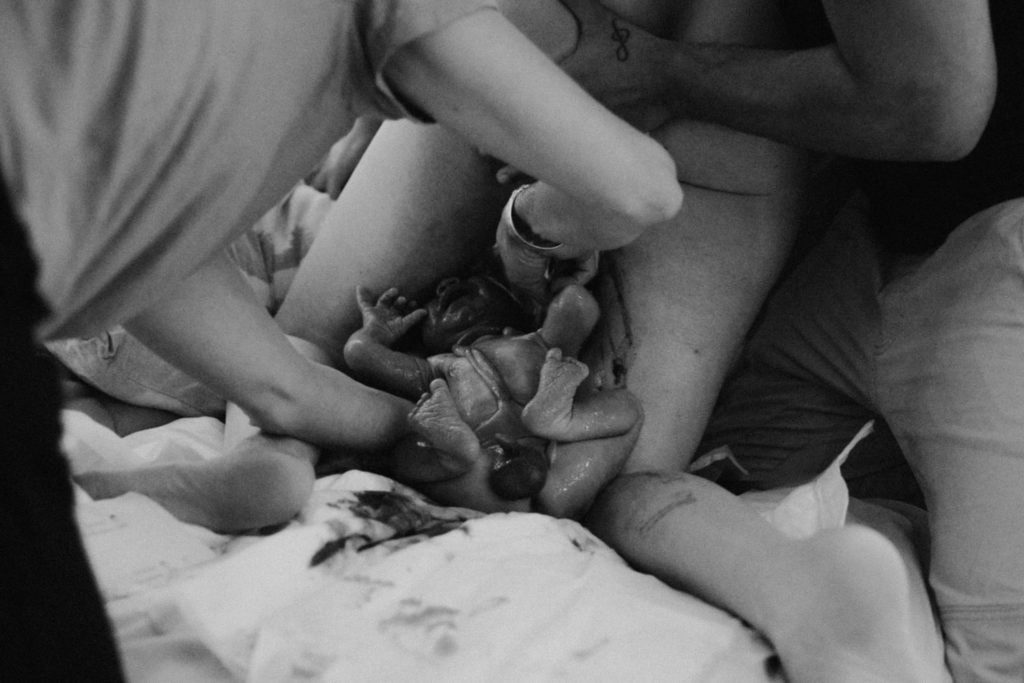 Reportage d'accouchement collectif carmin