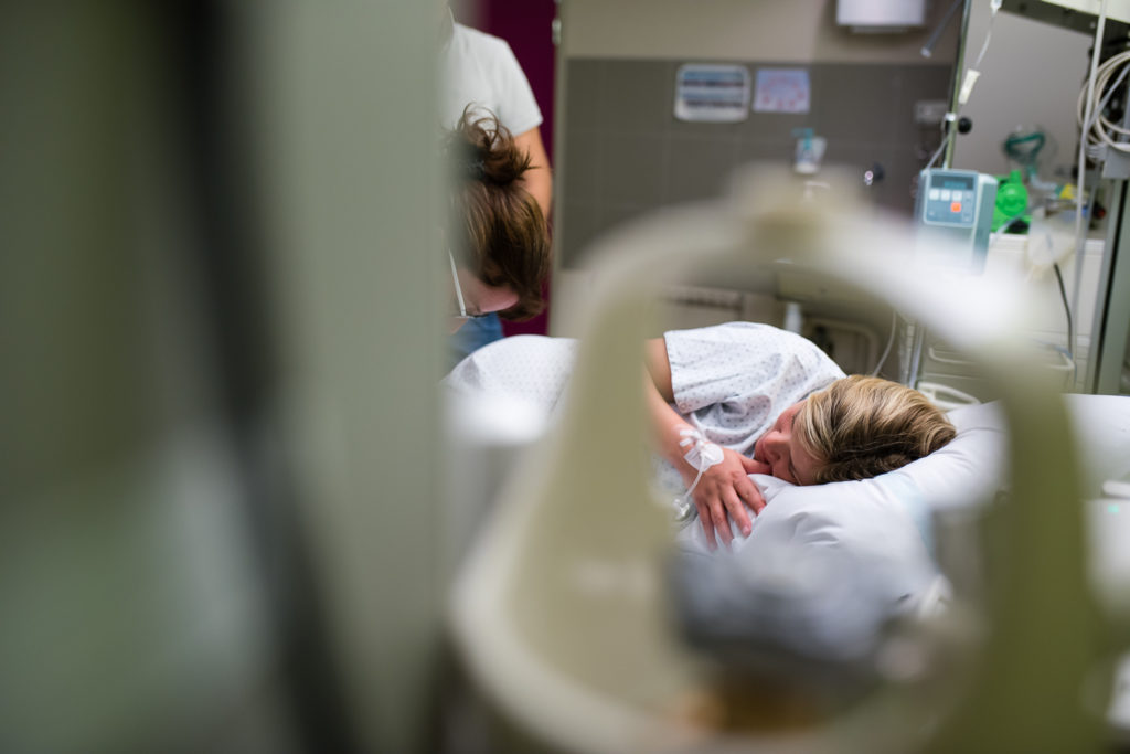 Reportage d'accouchement collectif carmin