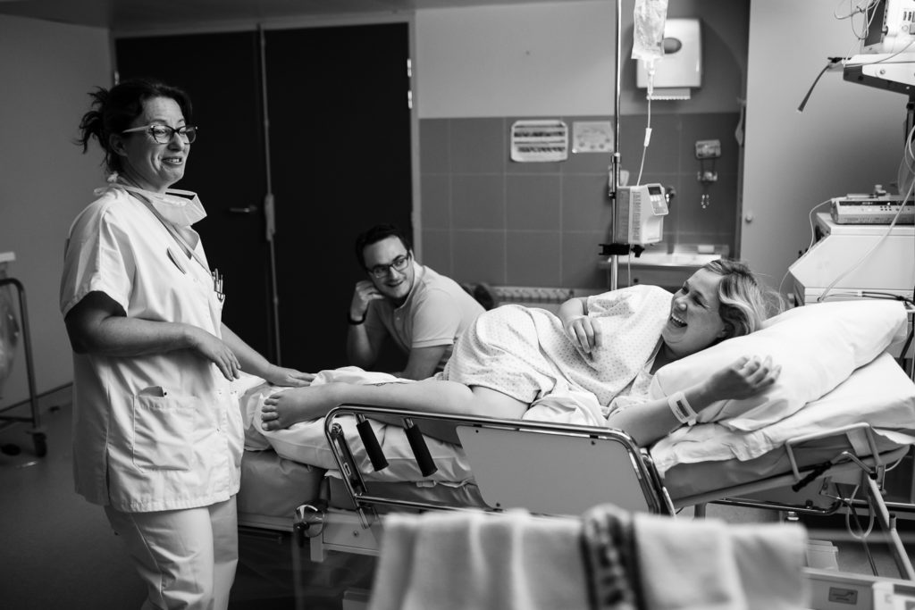 Reportage d'accouchement collectif carmin