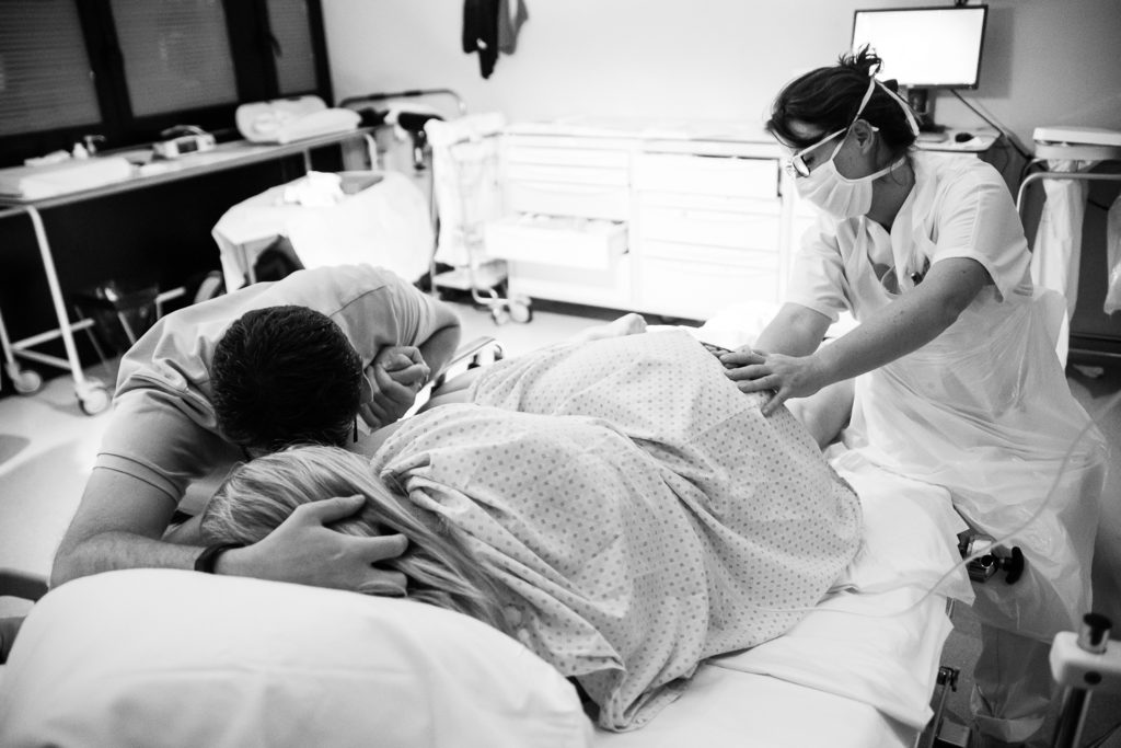 Reportage d'accouchement collectif carmin