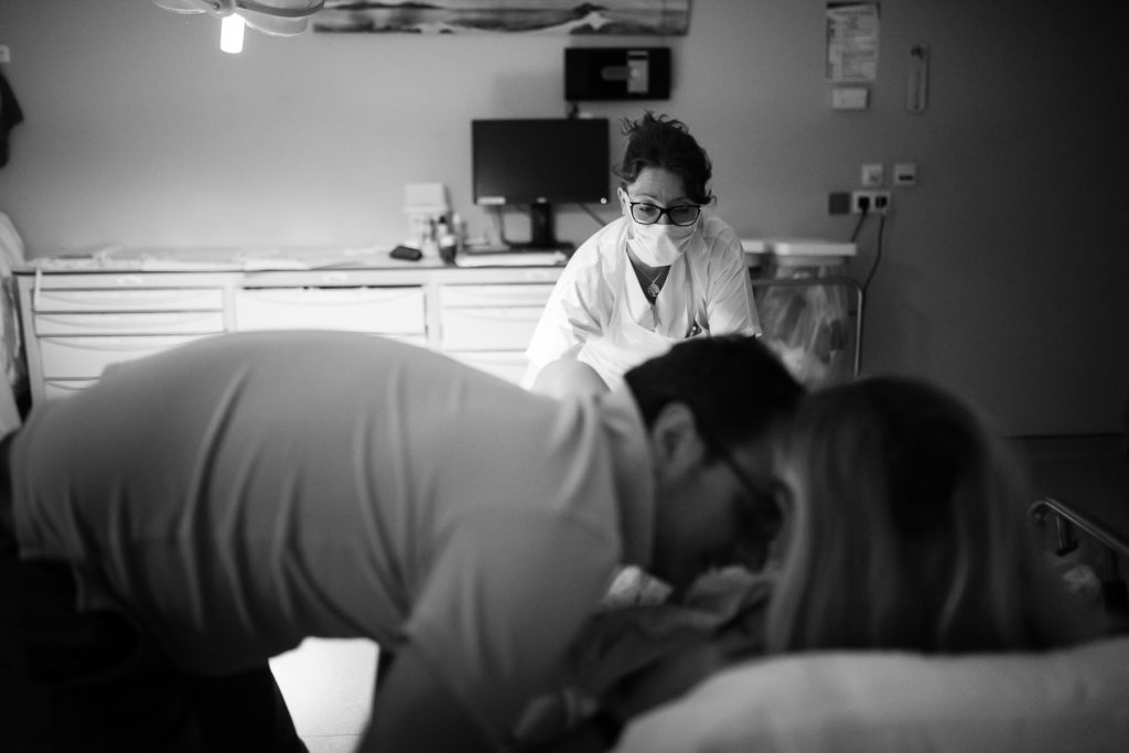 Reportage d'accouchement collectif carmin