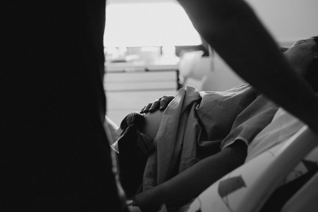 Reportage d'accouchement collectif carmin