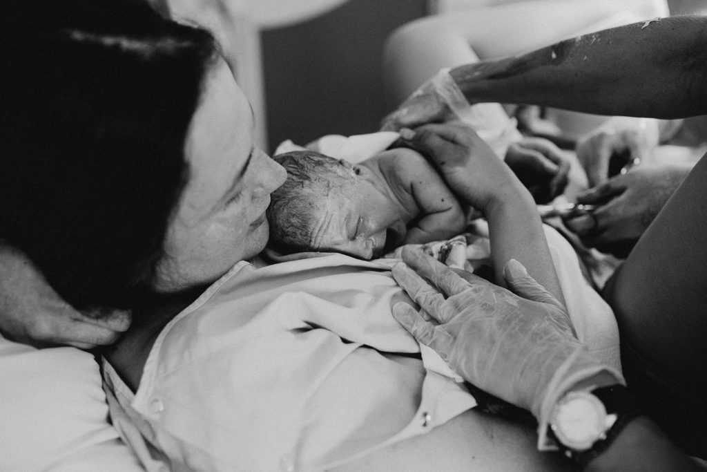 Reportage d'accouchement collectif carmin