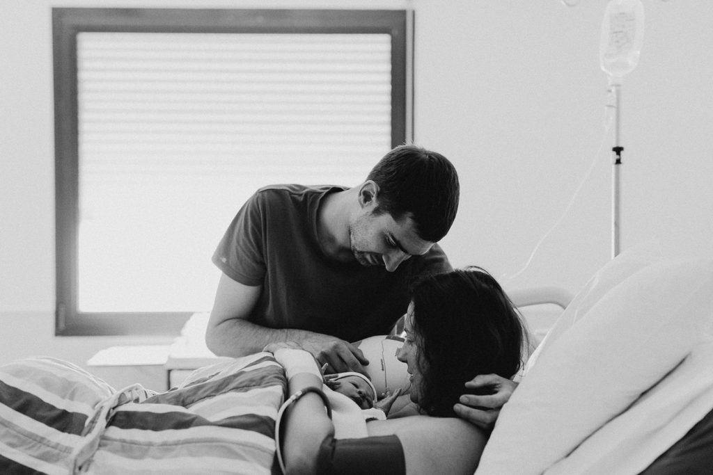 Reportage d'accouchement collectif carmin