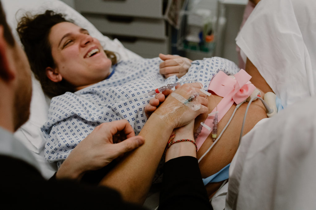 Reportage d'accouchement collectif carmin