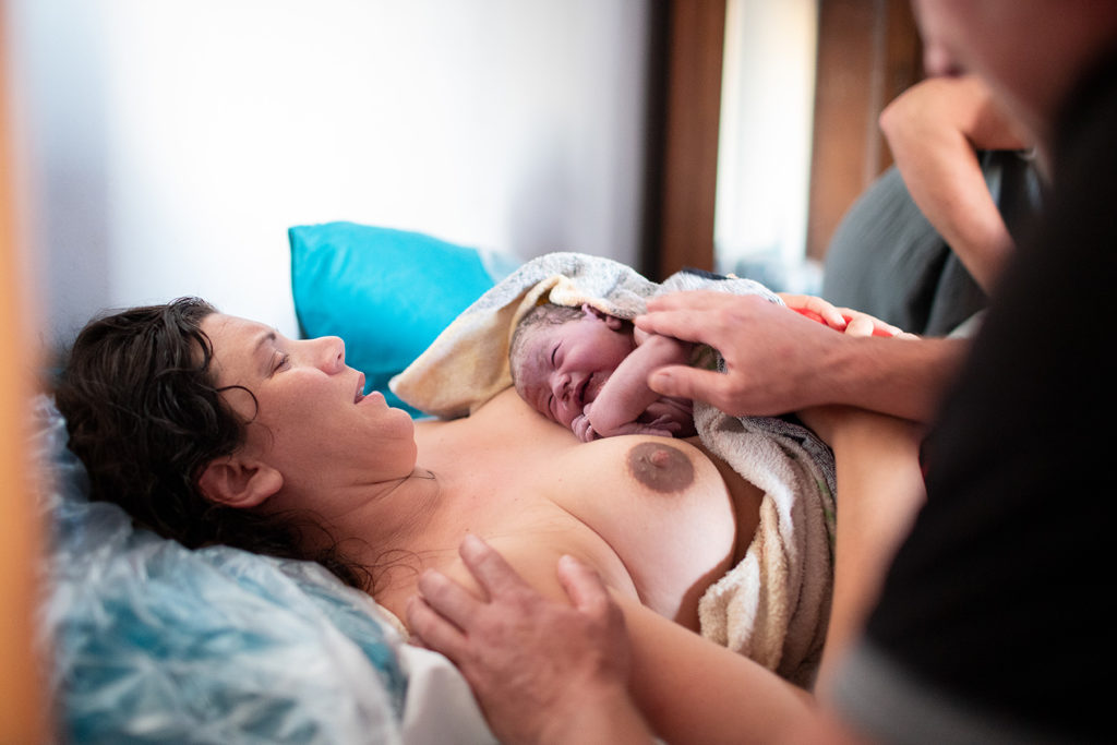 Reportage d'accouchement collectif carmin