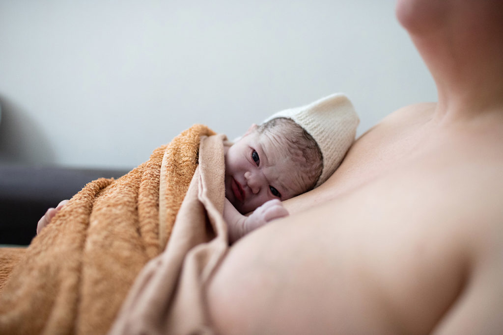 Reportage d'accouchement collectif carmin