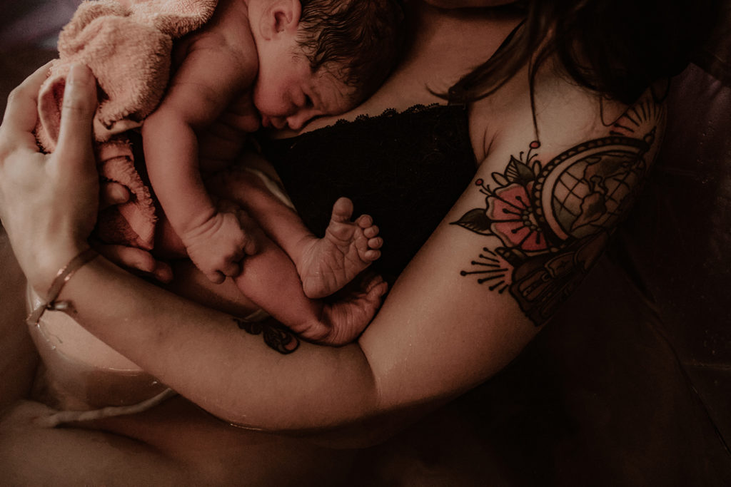 Reportage d'accouchement collectif carmin