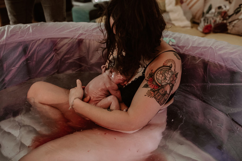 Reportage d'accouchement collectif carmin