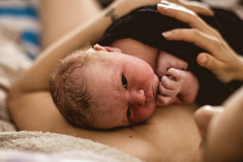 Reportage d'accouchement collectif carmin