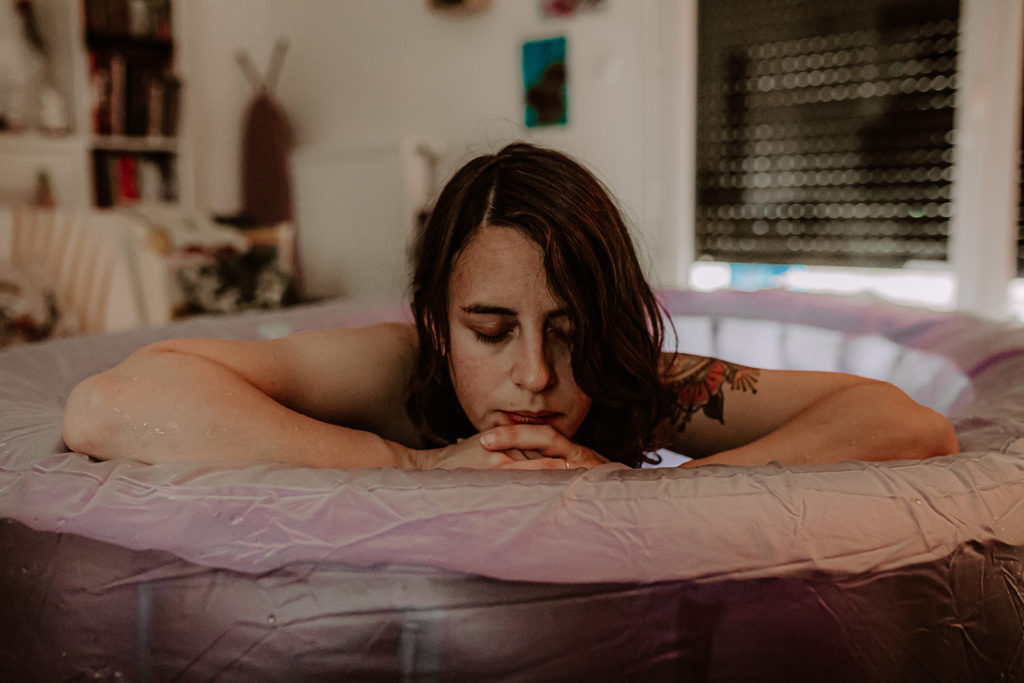 Reportage d'accouchement collectif carmin