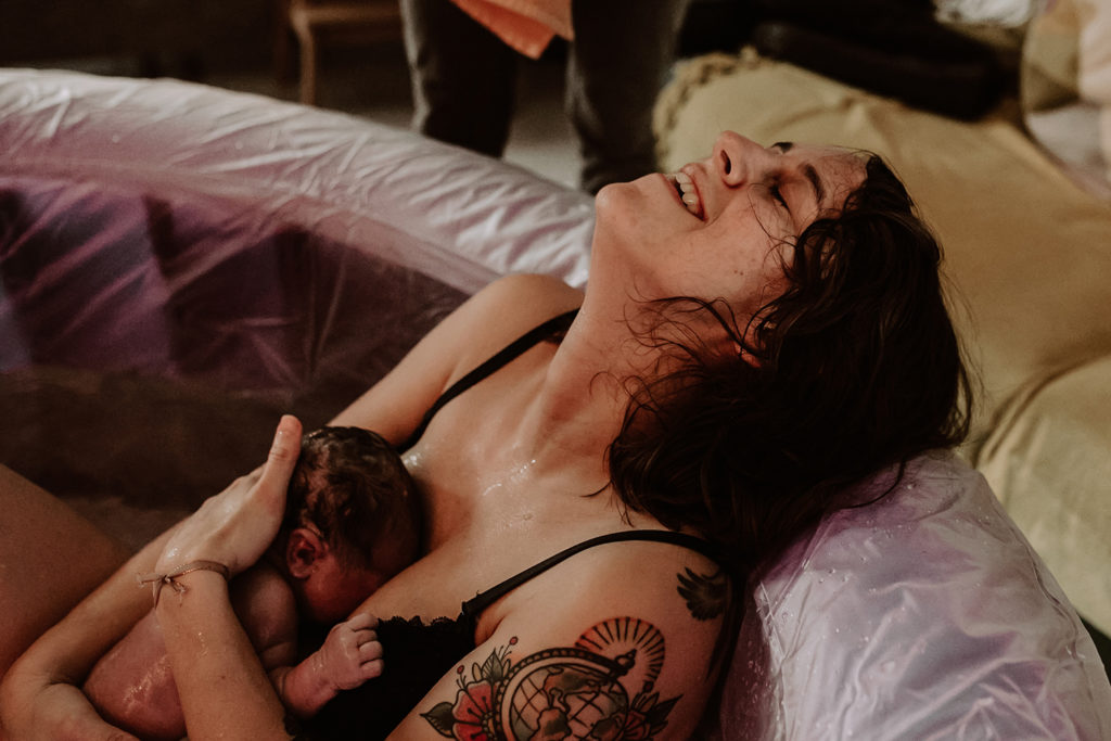 Reportage d'accouchement collectif carmin