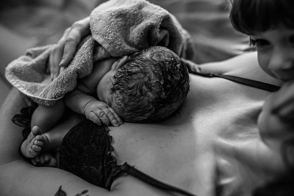 Reportage d'accouchement collectif carmin