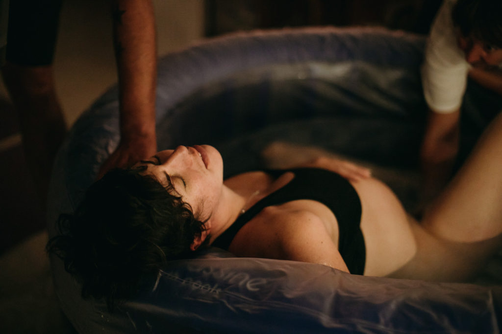 Reportage d'accouchement collectif carmin