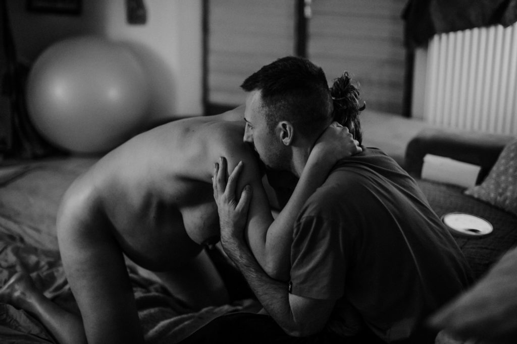 Reportage d'accouchement collectif carmin