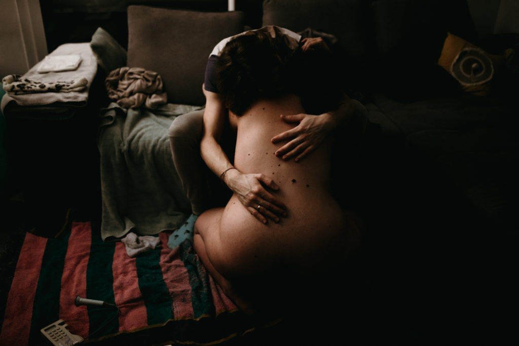 Reportage d'accouchement collectif carmin