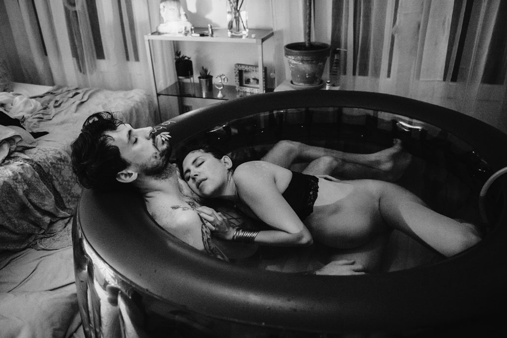 Reportage d'accouchement collectif carmin