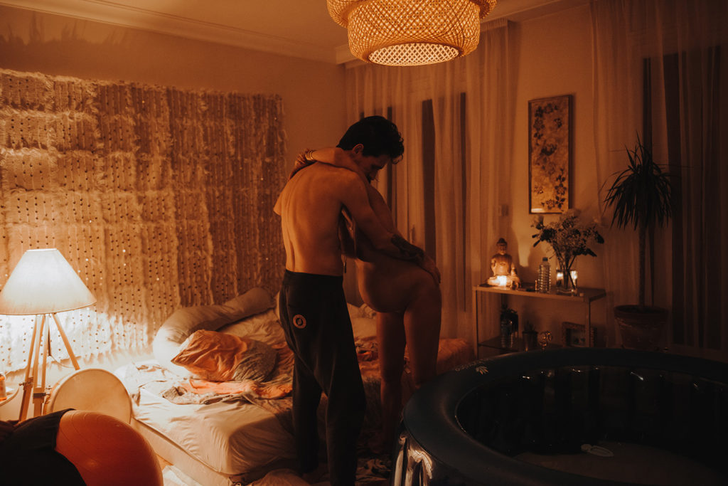 Reportage d'accouchement collectif carmin