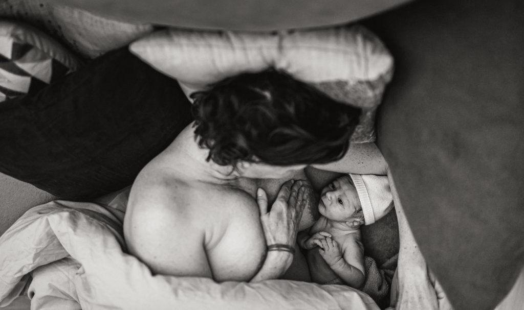 Reportage d'accouchement collectif carmin