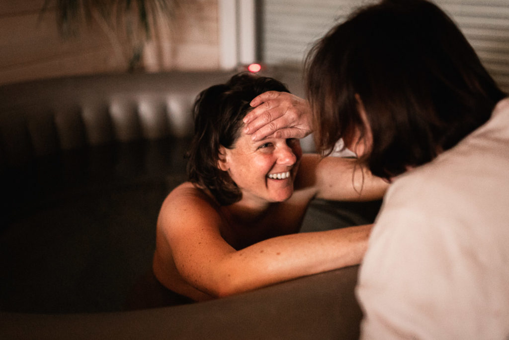 Reportage d'accouchement collectif carmin