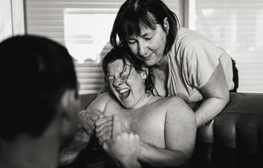 Reportage d'accouchement collectif carmin