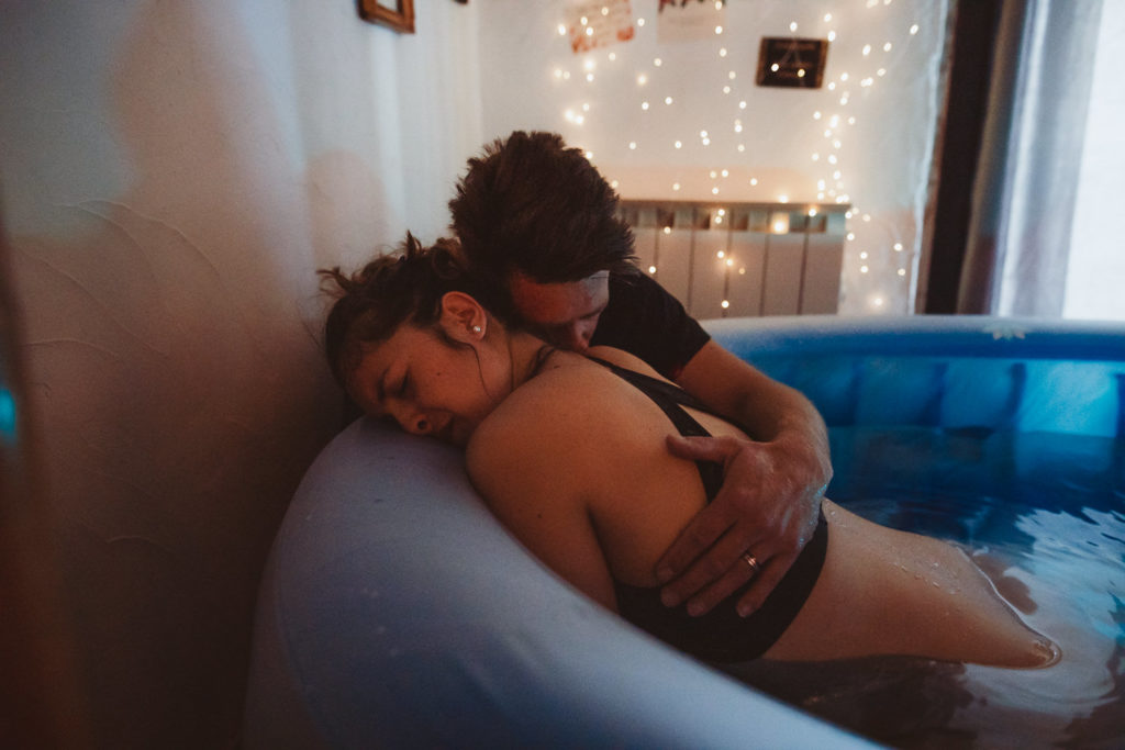 Reportage d'accouchement collectif carmin