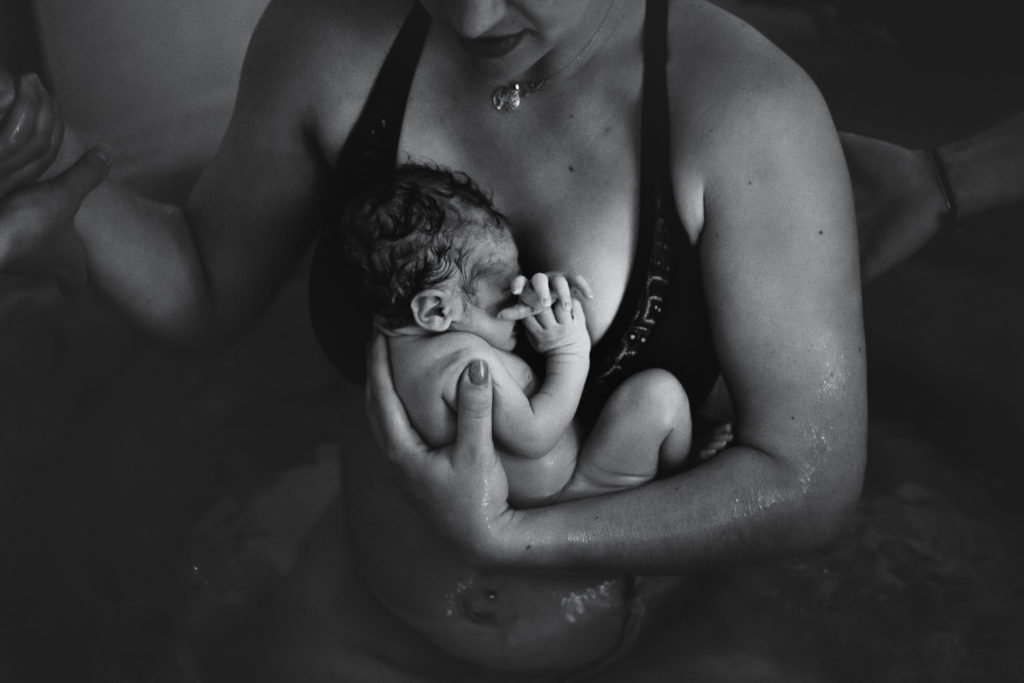 Reportage d'accouchement collectif carmin