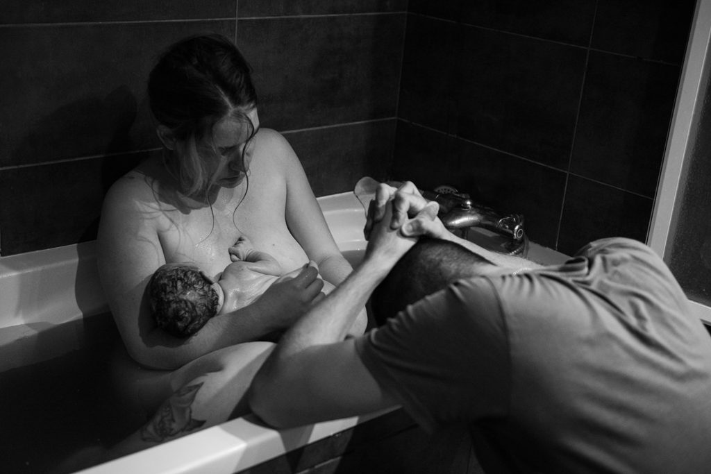 Reportage d'accouchement collectif carmin