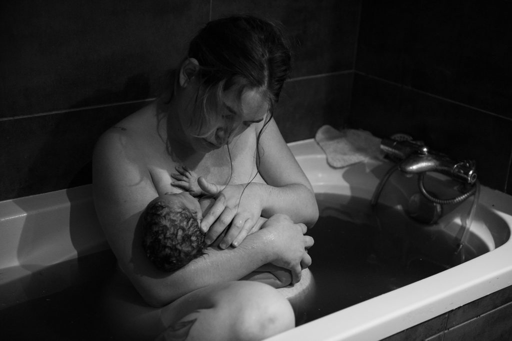 Reportage d'accouchement collectif carmin