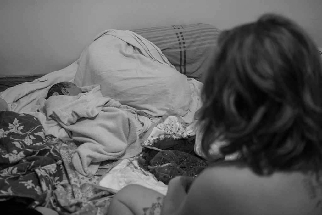 Reportage d'accouchement collectif carmin