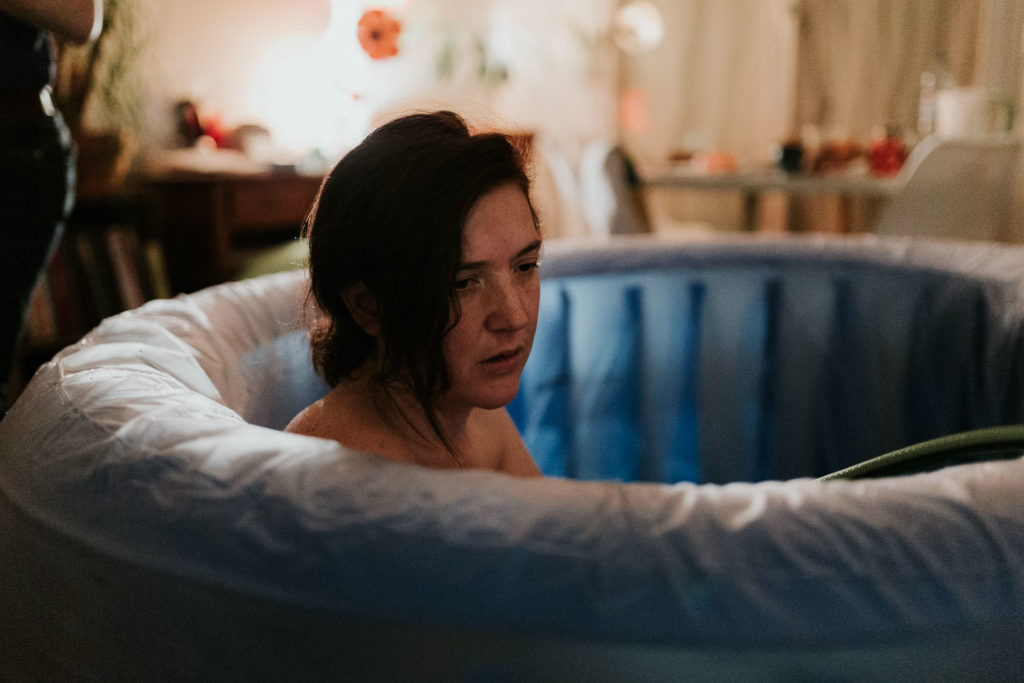 Reportage d'accouchement collectif carmin