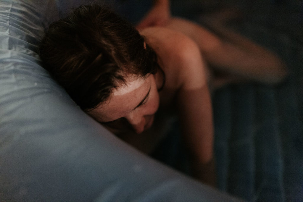 Reportage d'accouchement collectif carmin