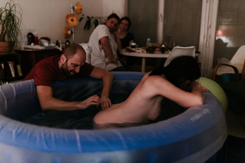 Reportage d'accouchement collectif carmin