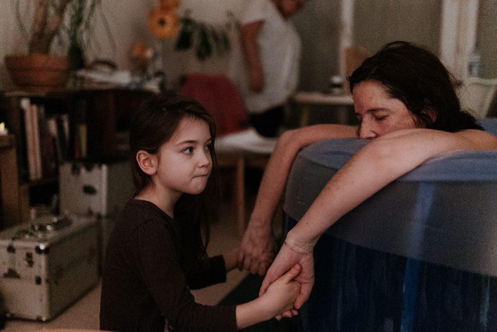 Reportage d'accouchement collectif carmin