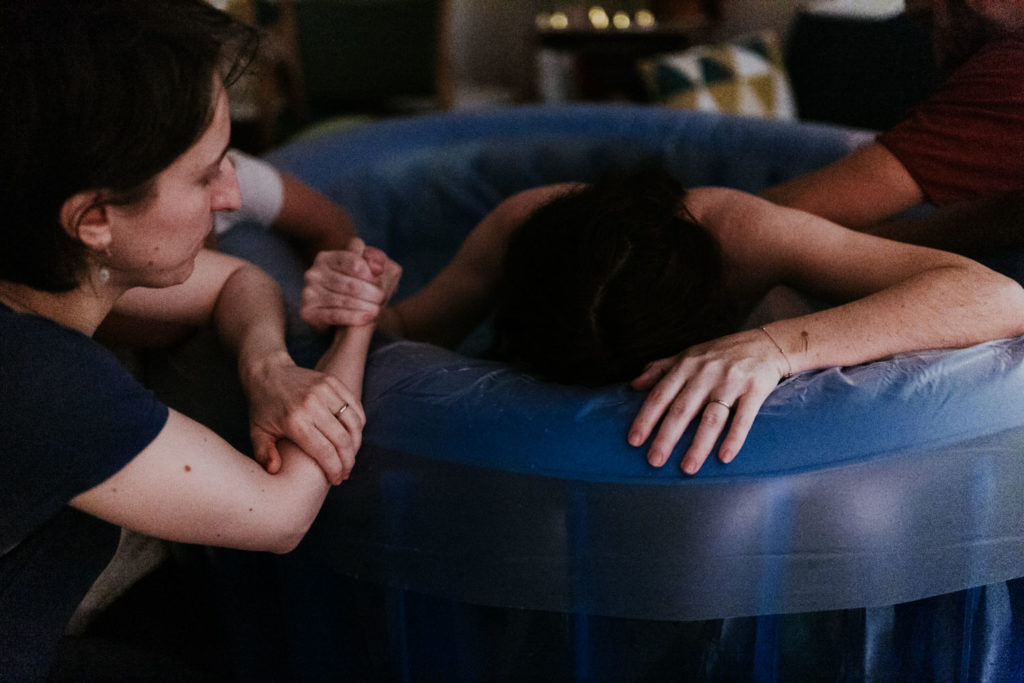 Reportage d'accouchement collectif carmin