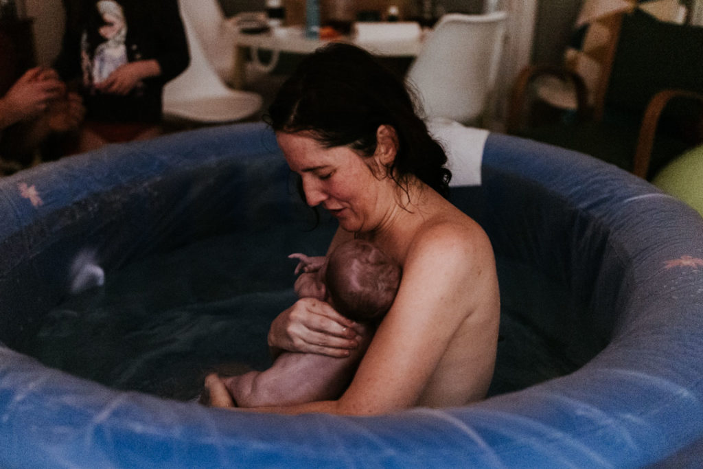 Reportage d'accouchement collectif carmin