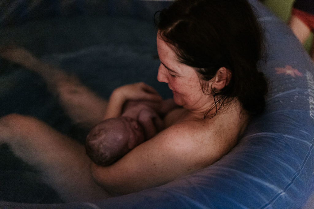 Reportage d'accouchement collectif carmin