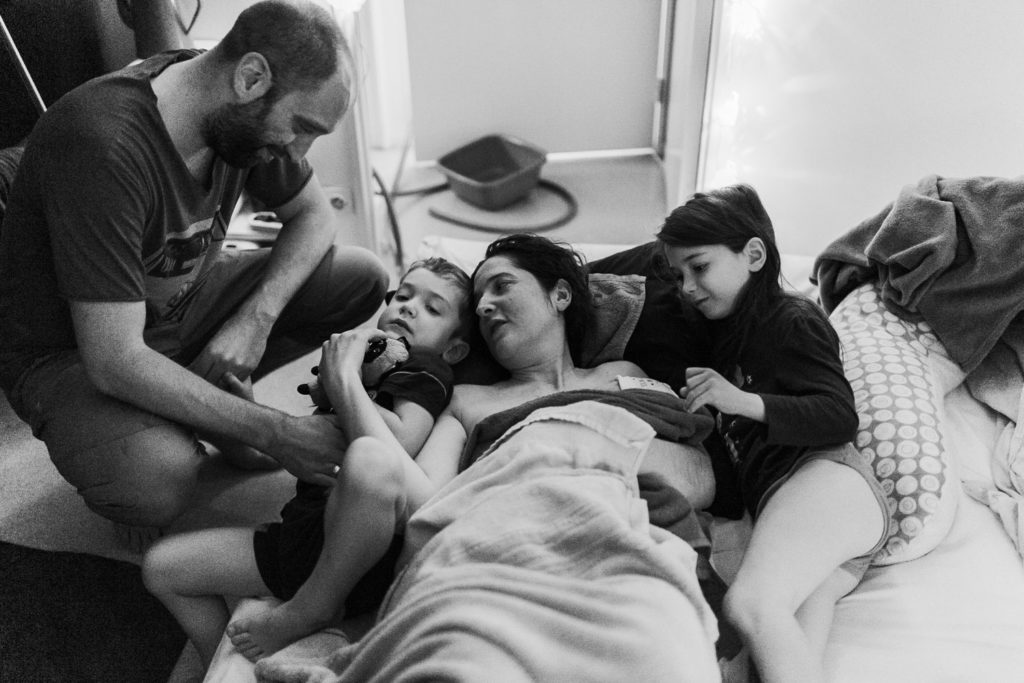 Reportage d'accouchement collectif carmin