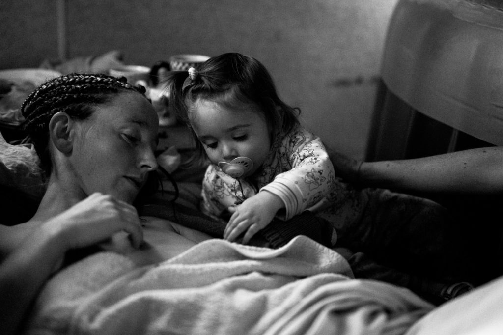 Reportage d'accouchement collectif carmin